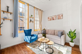 Charming Home In Heart of City With King Size Bed!
